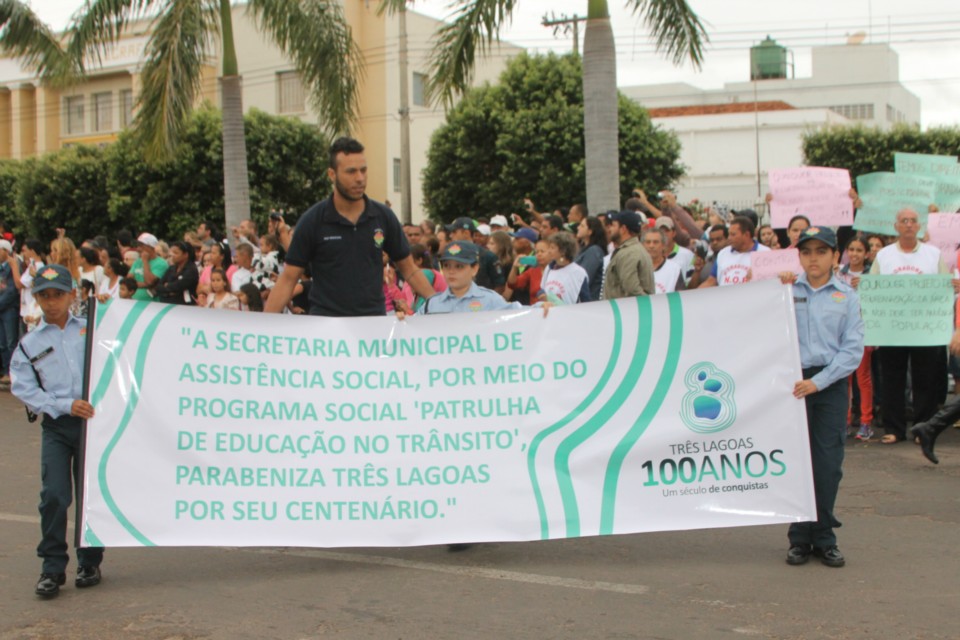 Desfile do Centenário reúne milhares de pessoas na Praça Ramez Tebet