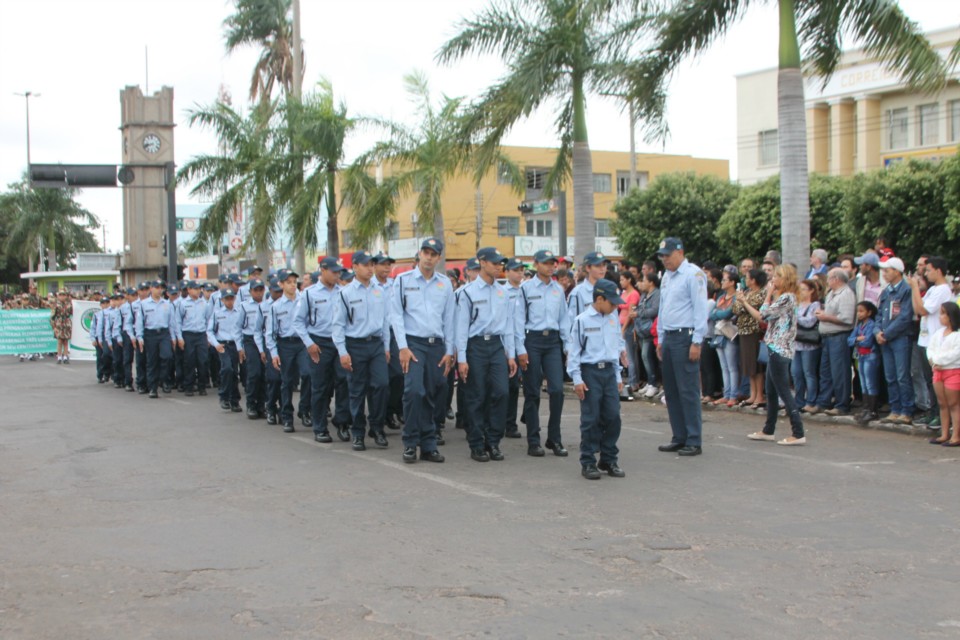 Desfile do Centenário reúne milhares de pessoas na Praça Ramez Tebet