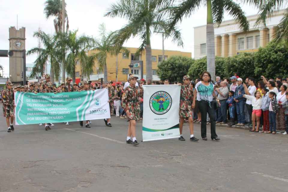 Desfile do Centenário reúne milhares de pessoas na Praça Ramez Tebet