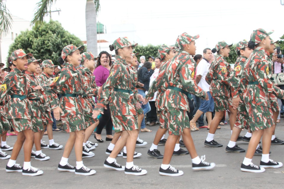 Desfile do Centenário reúne milhares de pessoas na Praça Ramez Tebet