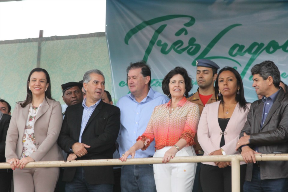 Desfile do Centenário reúne milhares de pessoas na Praça Ramez Tebet