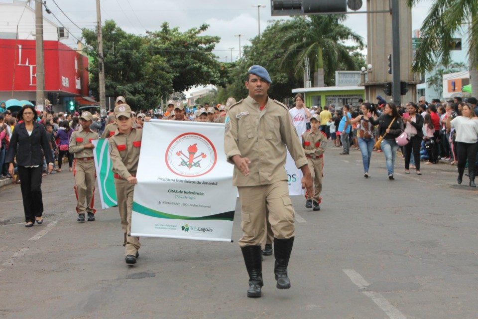 Desfile do Centenário reúne milhares de pessoas na Praça Ramez Tebet