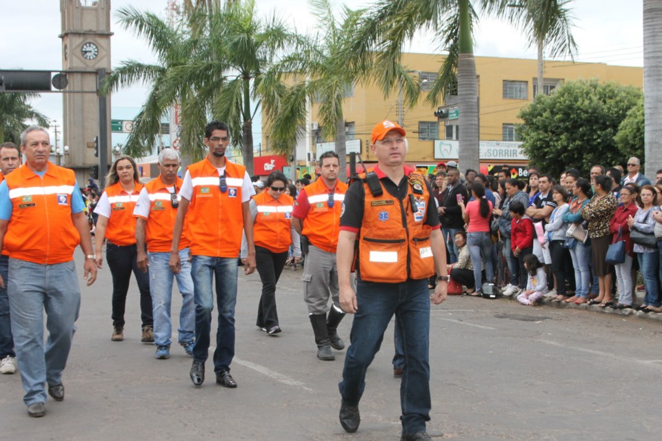 Desfile do Centenário reúne milhares de pessoas na Praça Ramez Tebet