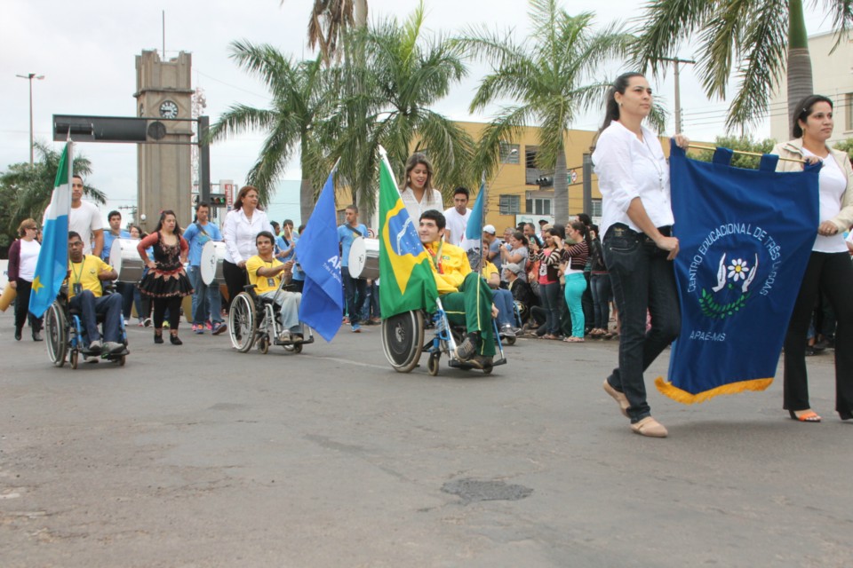 Desfile do Centenário reúne milhares de pessoas na Praça Ramez Tebet