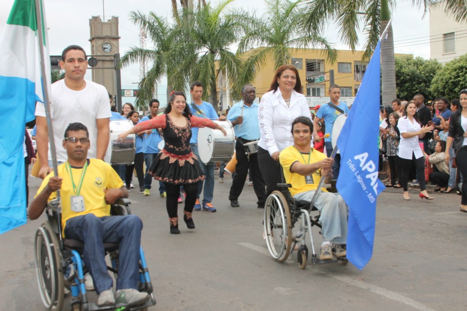 Desfile do Centenário reúne milhares de pessoas na Praça Ramez Tebet