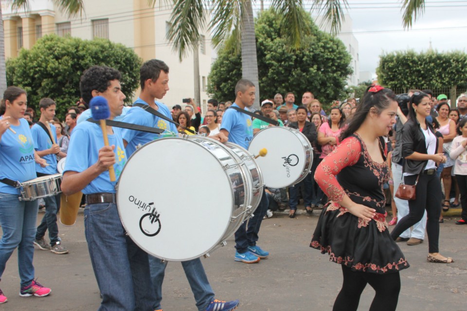 Desfile do Centenário reúne milhares de pessoas na Praça Ramez Tebet