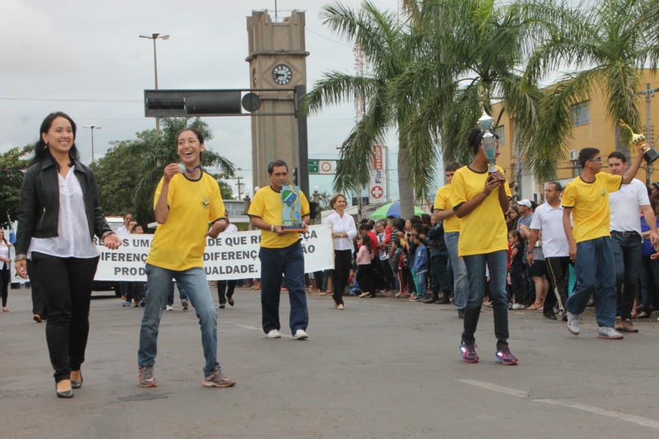 Desfile do Centenário reúne milhares de pessoas na Praça Ramez Tebet