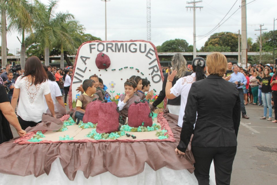 Desfile do Centenário reúne milhares de pessoas na Praça Ramez Tebet