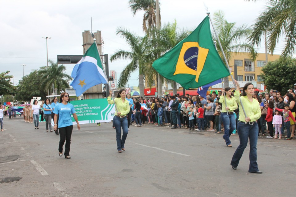 Desfile do Centenário reúne milhares de pessoas na Praça Ramez Tebet