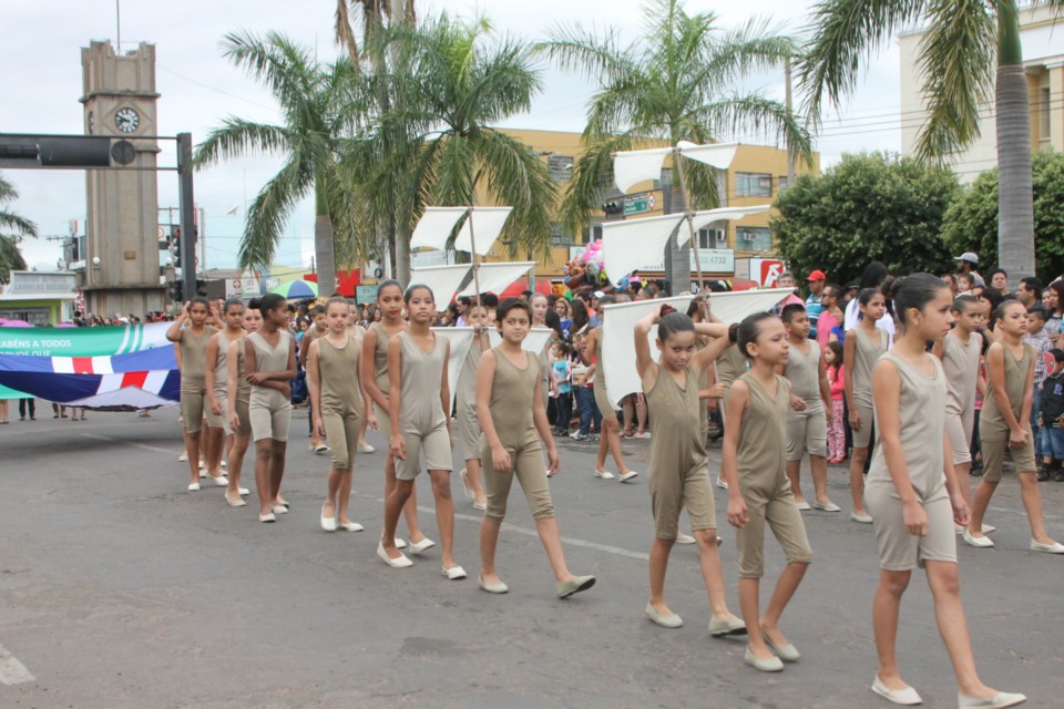 Desfile do Centenário reúne milhares de pessoas na Praça Ramez Tebet