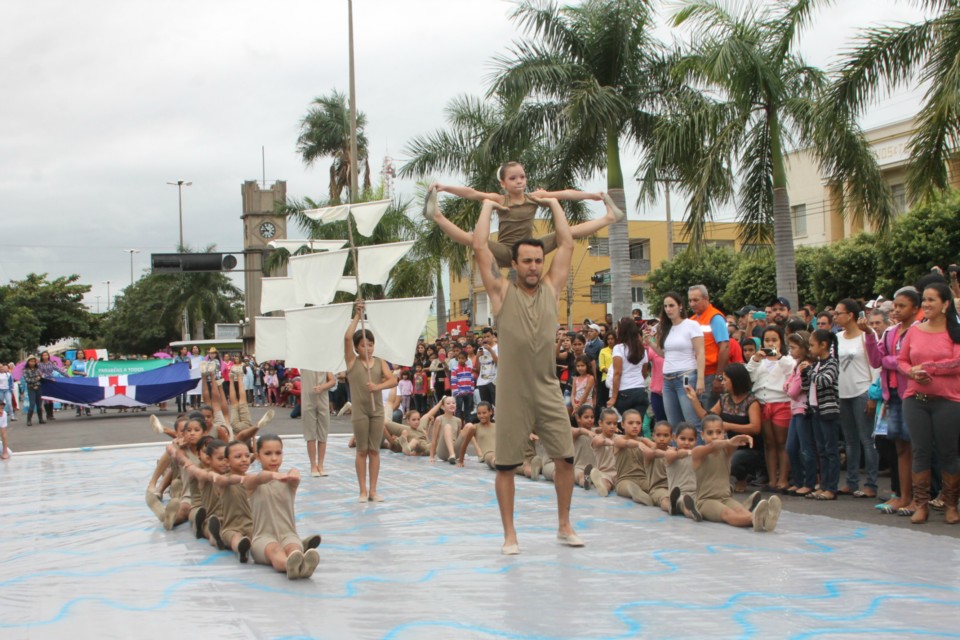 Desfile do Centenário reúne milhares de pessoas na Praça Ramez Tebet