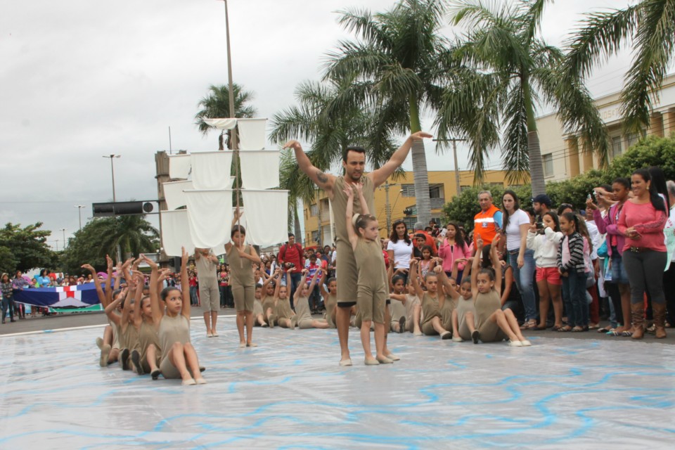 Desfile do Centenário reúne milhares de pessoas na Praça Ramez Tebet