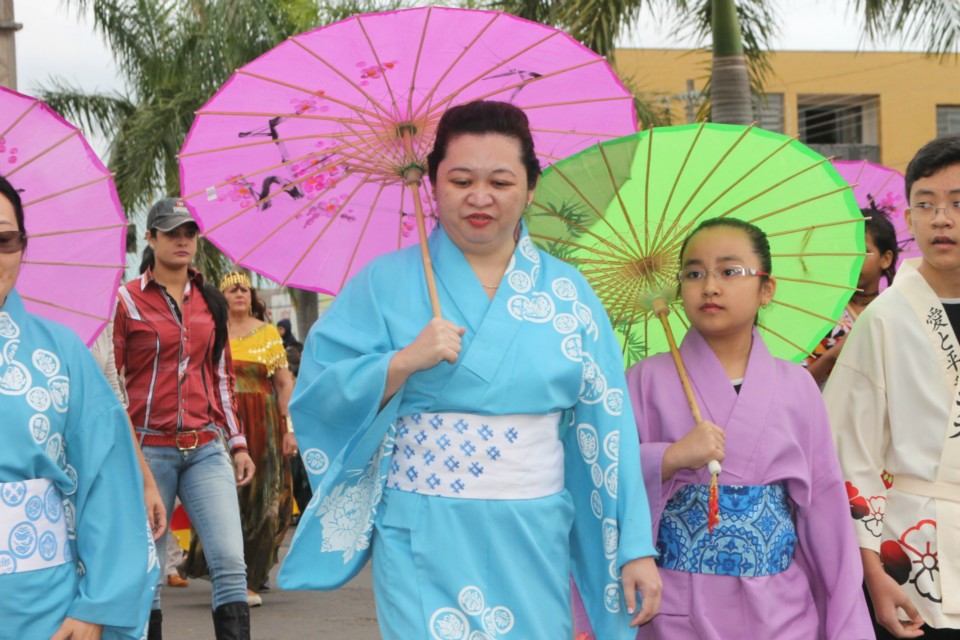 Desfile do Centenário reúne milhares de pessoas na Praça Ramez Tebet