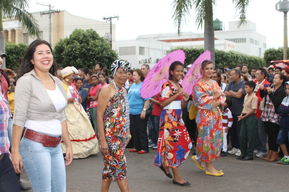 Desfile do Centenário reúne milhares de pessoas na Praça Ramez Tebet