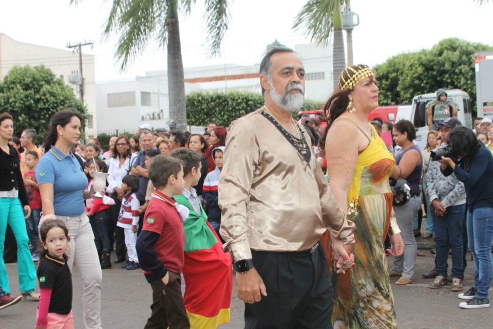 Desfile do Centenário reúne milhares de pessoas na Praça Ramez Tebet