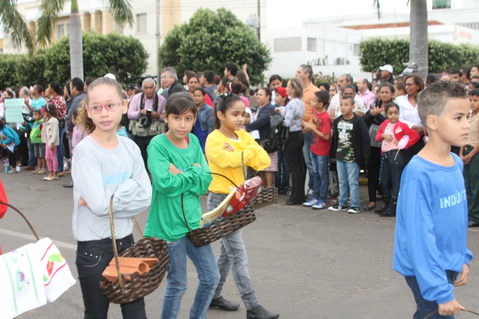 Desfile do Centenário reúne milhares de pessoas na Praça Ramez Tebet