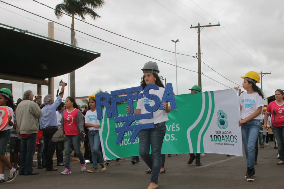 Desfile do Centenário reúne milhares de pessoas na Praça Ramez Tebet