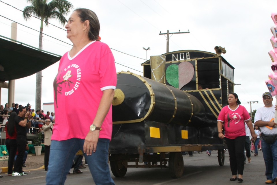 Desfile do Centenário reúne milhares de pessoas na Praça Ramez Tebet