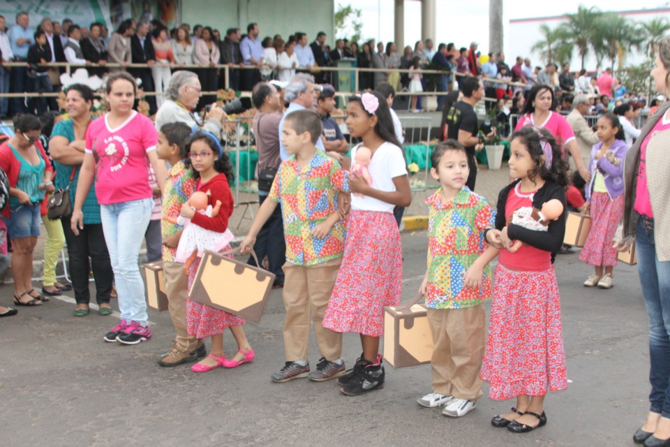 Desfile do Centenário reúne milhares de pessoas na Praça Ramez Tebet