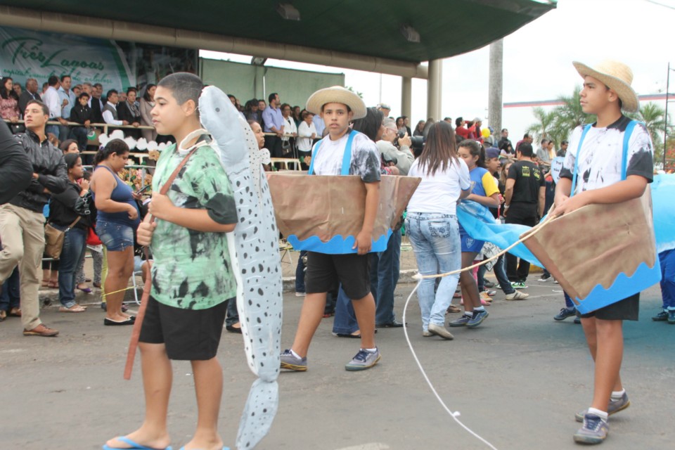 Desfile do Centenário reúne milhares de pessoas na Praça Ramez Tebet