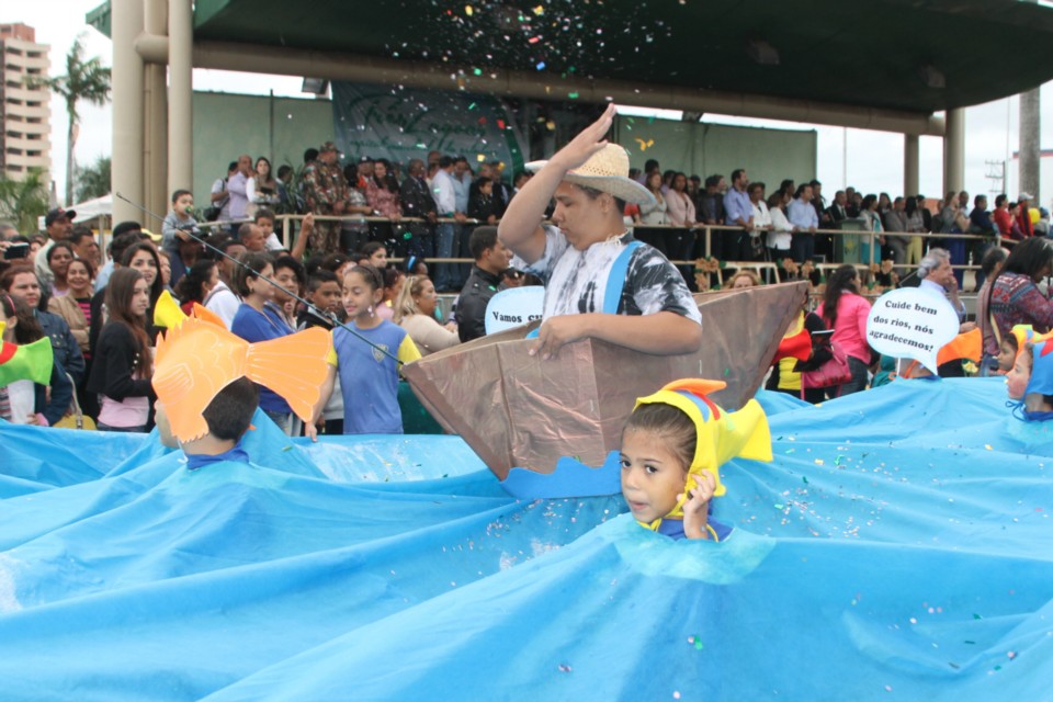 Desfile do Centenário reúne milhares de pessoas na Praça Ramez Tebet