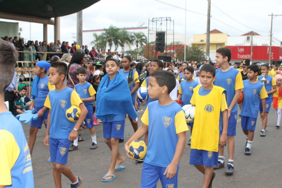 Desfile do Centenário reúne milhares de pessoas na Praça Ramez Tebet