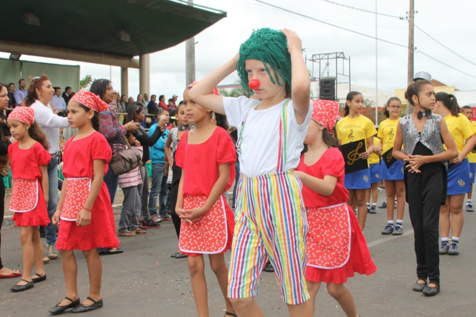 Desfile do Centenário reúne milhares de pessoas na Praça Ramez Tebet