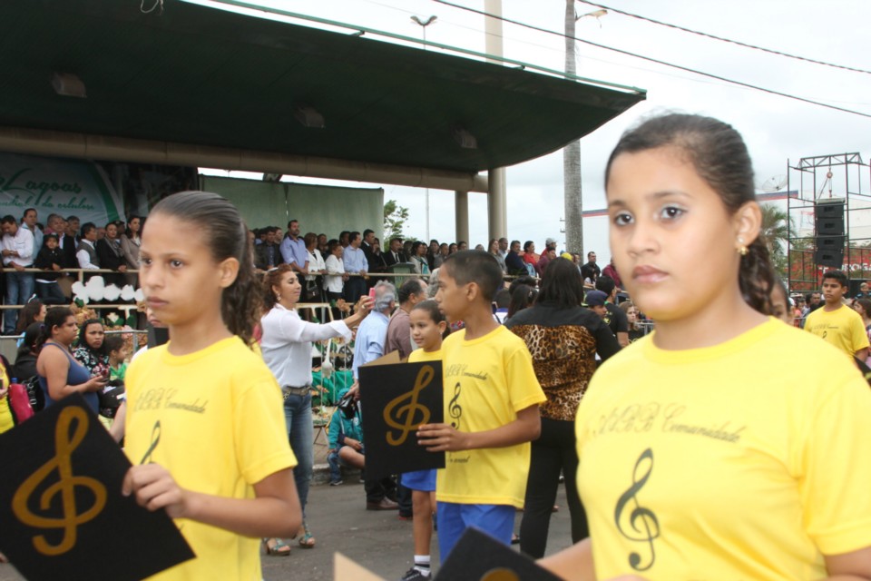 Desfile do Centenário reúne milhares de pessoas na Praça Ramez Tebet