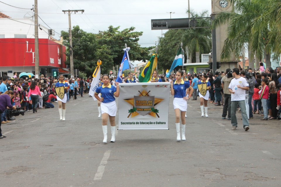 Desfile do Centenário reúne milhares de pessoas na Praça Ramez Tebet