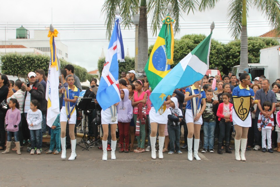 Desfile do Centenário reúne milhares de pessoas na Praça Ramez Tebet