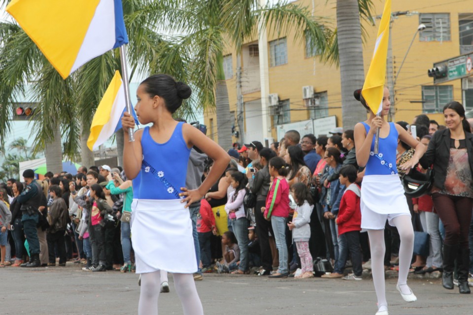 Desfile do Centenário reúne milhares de pessoas na Praça Ramez Tebet