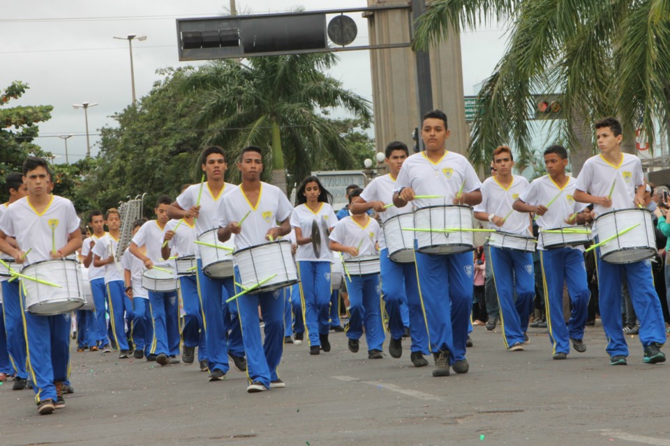 Desfile do Centenário reúne milhares de pessoas na Praça Ramez Tebet