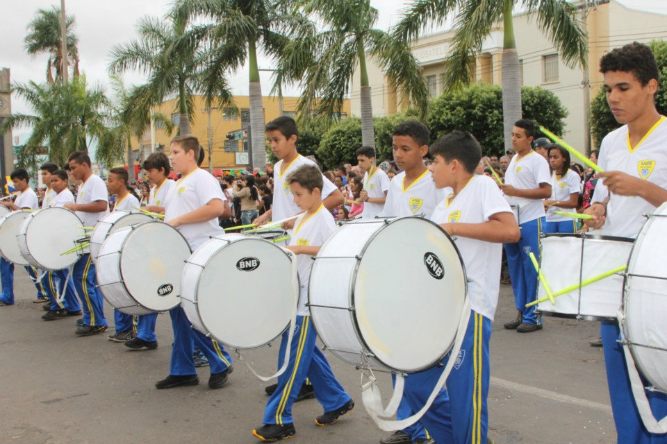 Desfile do Centenário reúne milhares de pessoas na Praça Ramez Tebet