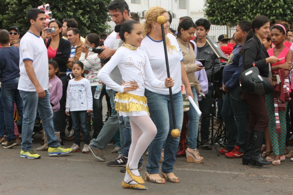 Desfile do Centenário reúne milhares de pessoas na Praça Ramez Tebet