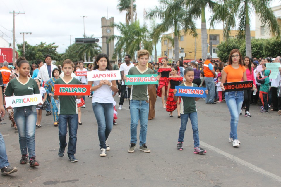 Desfile do Centenário reúne milhares de pessoas na Praça Ramez Tebet