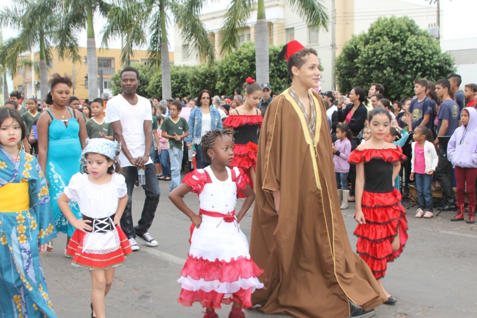 Desfile do Centenário reúne milhares de pessoas na Praça Ramez Tebet