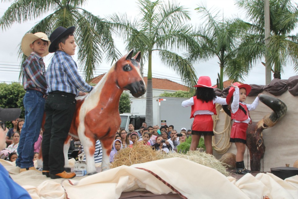 Desfile do Centenário reúne milhares de pessoas na Praça Ramez Tebet