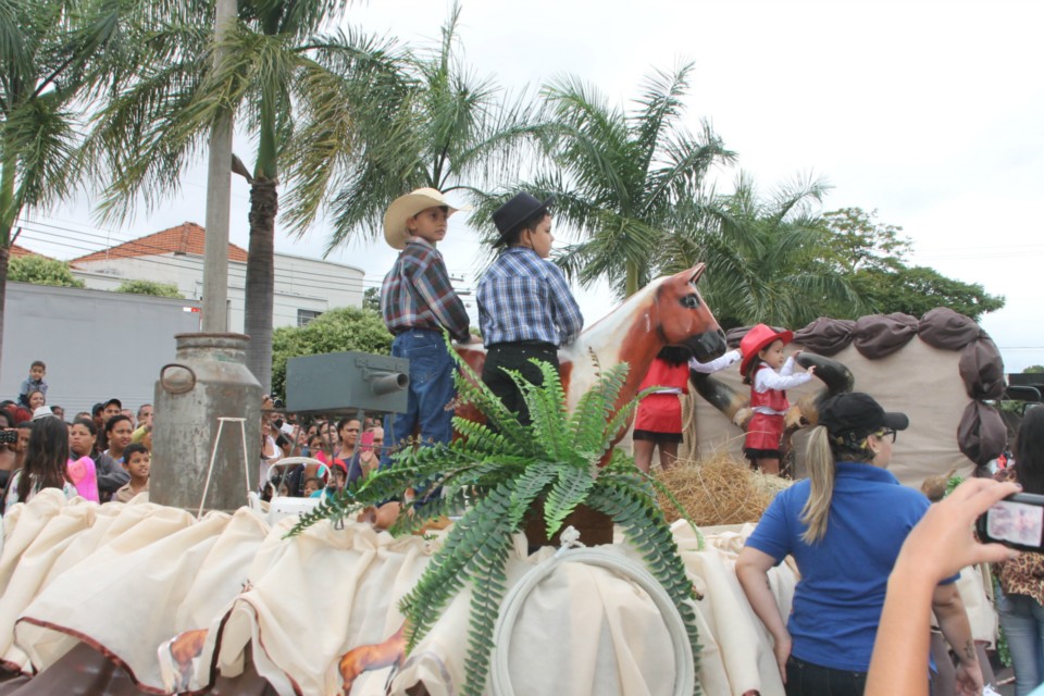 Desfile do Centenário reúne milhares de pessoas na Praça Ramez Tebet