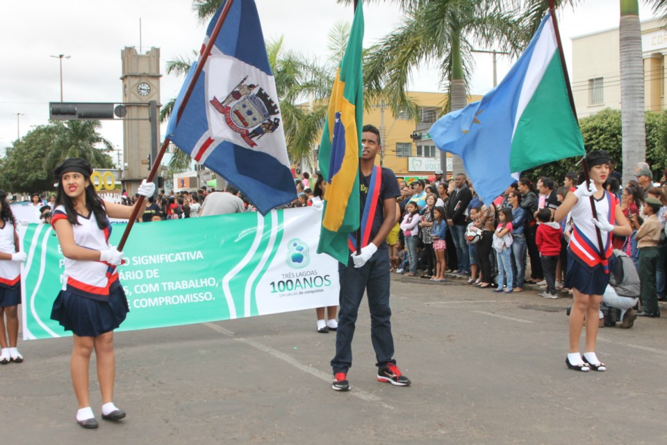 Desfile do Centenário reúne milhares de pessoas na Praça Ramez Tebet