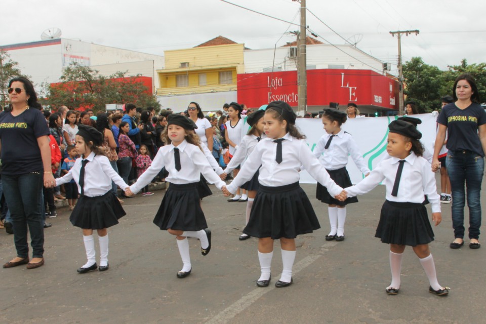 Desfile do Centenário reúne milhares de pessoas na Praça Ramez Tebet