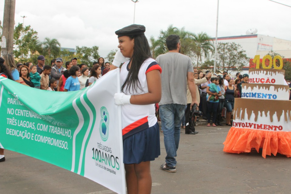 Desfile do Centenário reúne milhares de pessoas na Praça Ramez Tebet