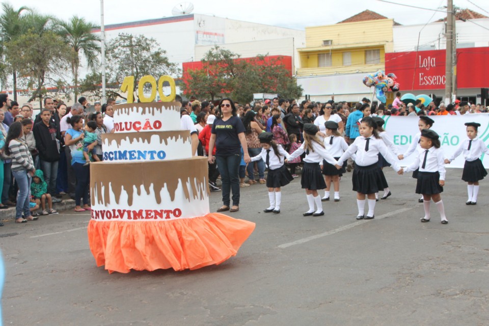 Desfile do Centenário reúne milhares de pessoas na Praça Ramez Tebet