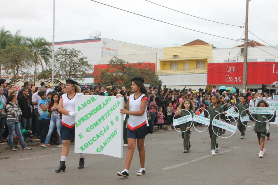 Desfile do Centenário reúne milhares de pessoas na Praça Ramez Tebet