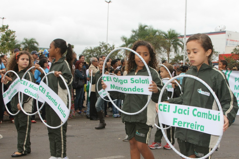 Desfile do Centenário reúne milhares de pessoas na Praça Ramez Tebet