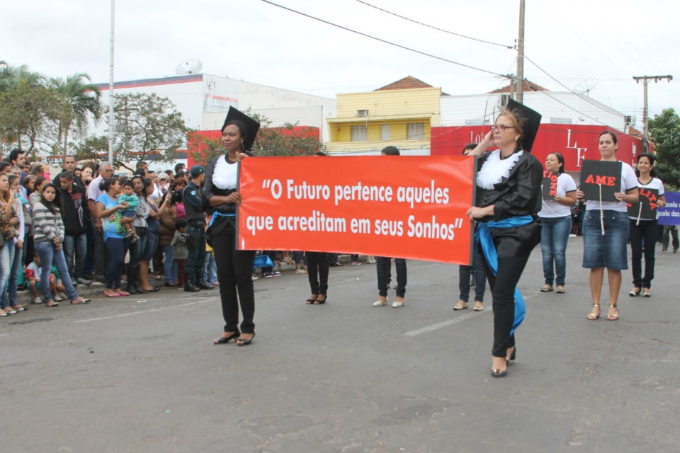 Desfile do Centenário reúne milhares de pessoas na Praça Ramez Tebet