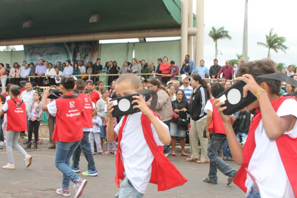 Desfile do Centenário reúne milhares de pessoas na Praça Ramez Tebet