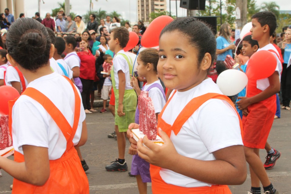 Desfile do Centenário reúne milhares de pessoas na Praça Ramez Tebet