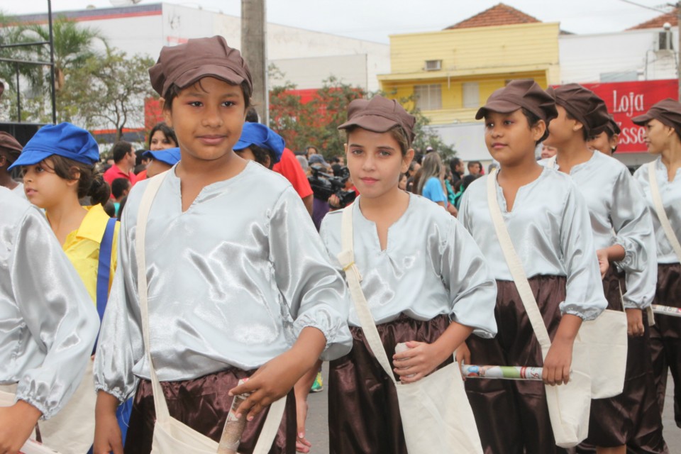 Desfile do Centenário reúne milhares de pessoas na Praça Ramez Tebet