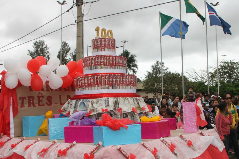 Desfile do Centenário reúne milhares de pessoas na Praça Ramez Tebet