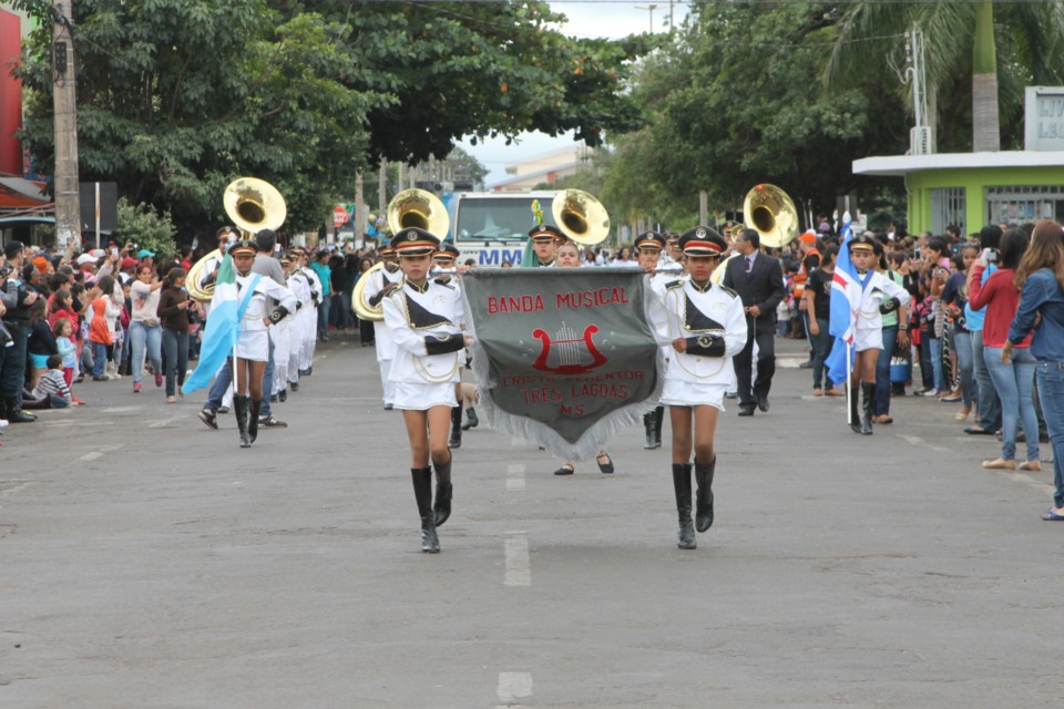 Desfile do Centenário reúne milhares de pessoas na Praça Ramez Tebet